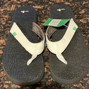 Sanuk Women’s new with tag flip flops